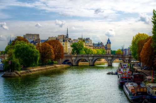 Обои на рабочий стол Осень в Paris / Париже. Красные, желтые и зеленые деревья у реки Seine / Сены и лодочной станции
