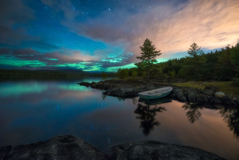 Обои на рабочий стол Лодка на озере Ringerike, Norway / Ringerike, Норвегия под ночным небом, фотограф Ole Henrik Skjelstad