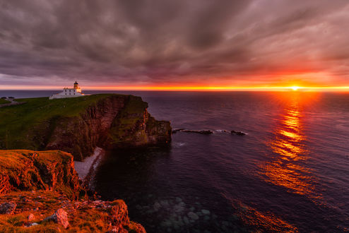 Обои на рабочий стол Маяк в Sutherland, NW Scotland / Сазерленде, северо-западная часть Шотландии во время заката, фотограф Ade Russell
