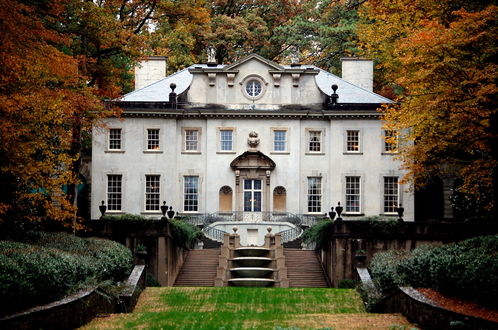 Обои на рабочий стол Swan House, Atlanta / исторический особняк в Атланте с аккуратным садом среди деревьев с осенними желтыми листьями