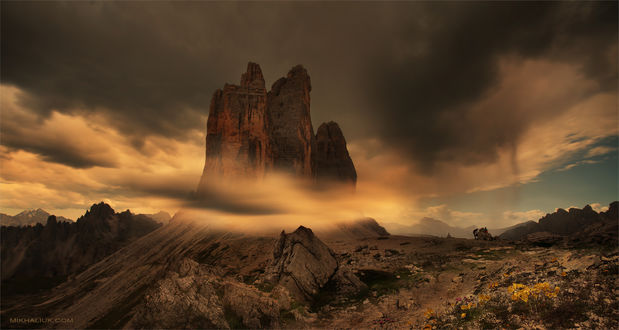 Обои на рабочий стол Tre Cime di Lavaredo / Трэ Чиме ди Лаваредо - три необычных пика гор в облаках, Italy / Италия. Фотограф Михалюк Сергей