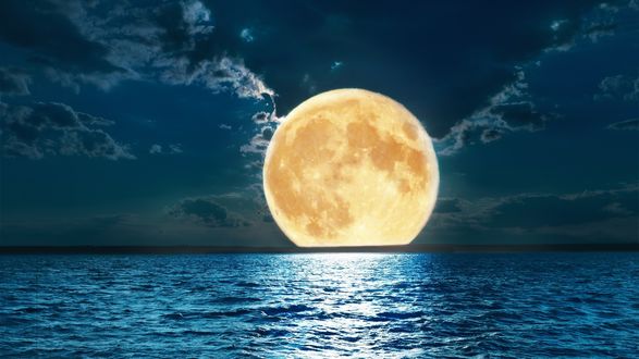Обои на рабочий стол Полная луна над морем, лунный свет на воде