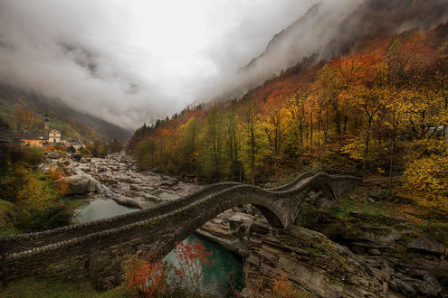 Обои на рабочий стол Осень в долине Верзаски, Switzerland / Швейцария, фотограф Jacky Kobelt