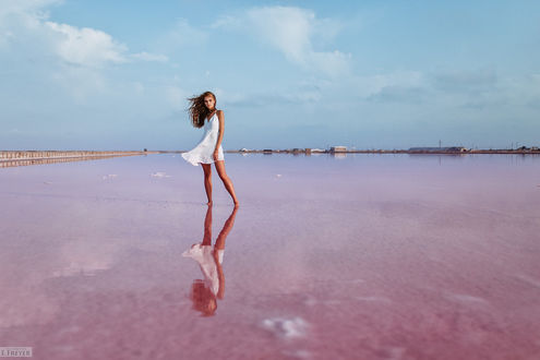 Обои на рабочий стол Девушка Ника в белом платье стоит в воде, фотограф Evgeny Freyer