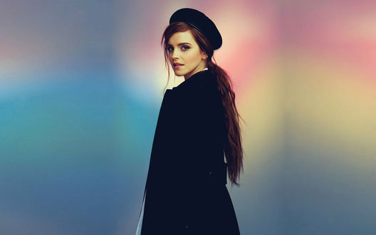 Обои на рабочий стол Эмма Шарлотта Дьюерре Уотсон / Emma Charlotte Duerre Watson на размытом цветном фоне