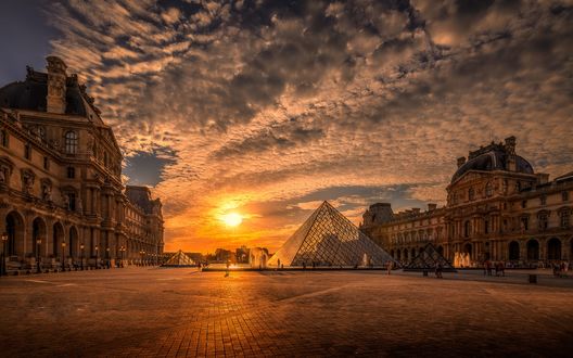Обои на рабочий стол Закат над пирамидой Louvre / Лувра в Cour Napolton / Кур-Наполеоне в Paris / Париже, на заднем плане -Триумфальная арка Карусели, фотограф Frеdеric MONIN