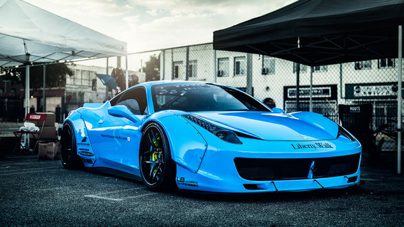 Обои на рабочий стол Голубой Ferrari 458 Italia у здания