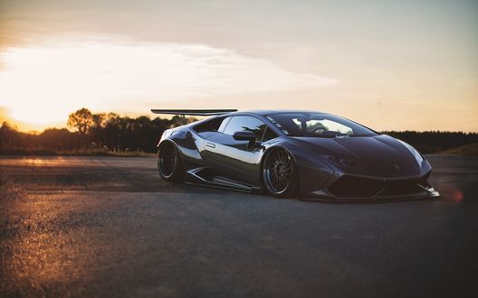 Обои на рабочий стол Черный Lamborghini aventador на дороге