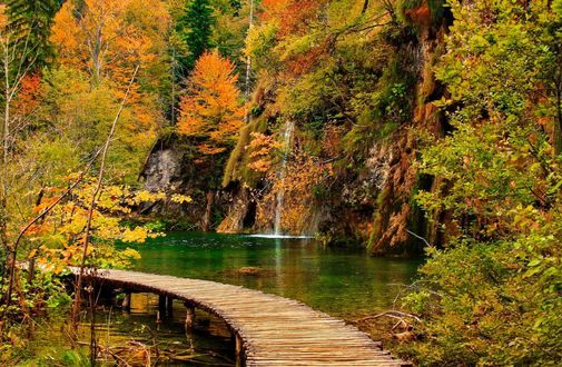 Обои на рабочий стол Водопад в осеннем парке с бревенчатым мостиком в Plitvice Lakes National Park, Croatia / Национальном парке на Плитвицких озерах, Хорватия, фотограф Jesus Sanchez-Bermejo Ramos