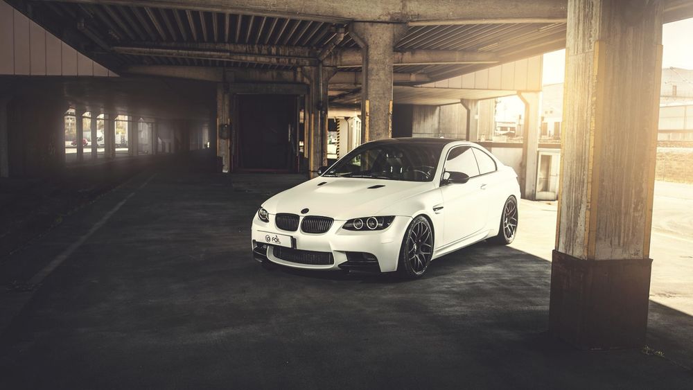 Обои для рабочего стола Белый BMW m3 на парковке