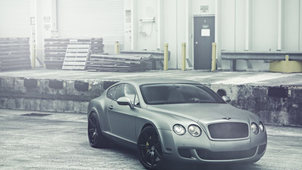 Обои для рабочего стола Bentley Continental GT стоит у здания