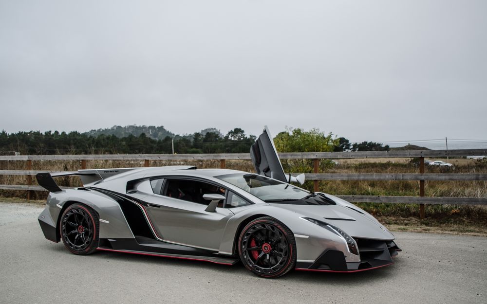 Обои для рабочего стола Спортивный Lamborghini стоит на дороге