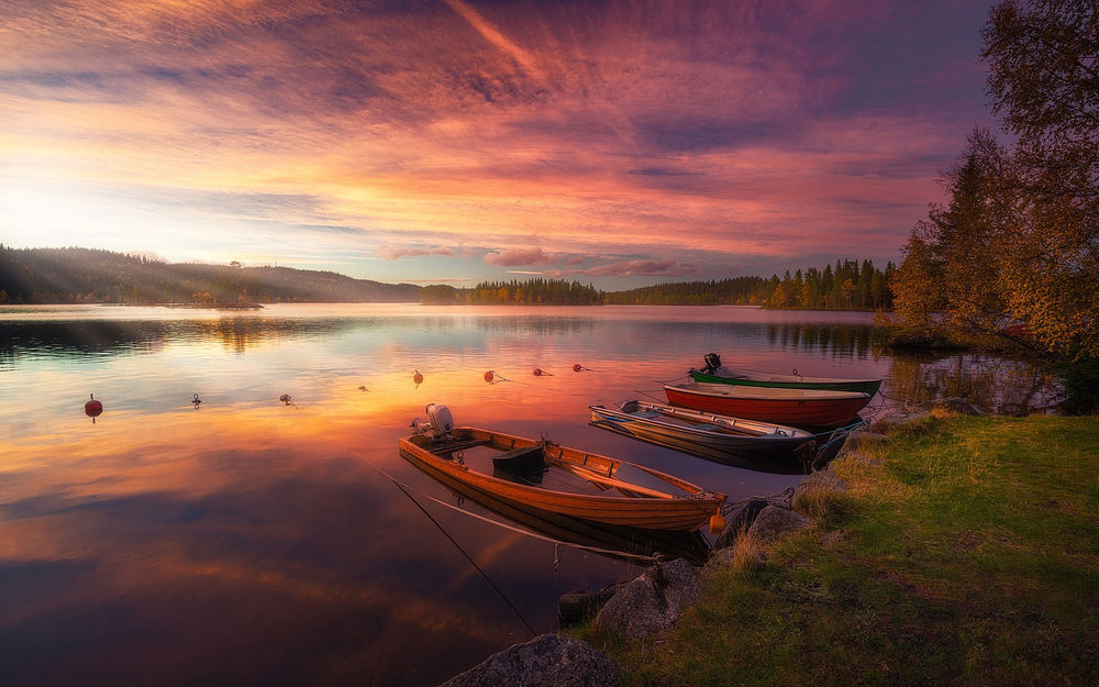 Обои для рабочего стола Затопленные лодки в реке у берега на озере Ringerike, Norway / Ringerike, Норвегия во время заката, фотограф Ole Henrik Skjelstad