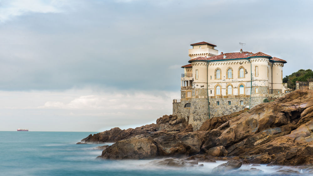 Обои для рабочего стола Старинный замок Boccale Castle на скалистом морском побережье Италии в пасмурную погоду