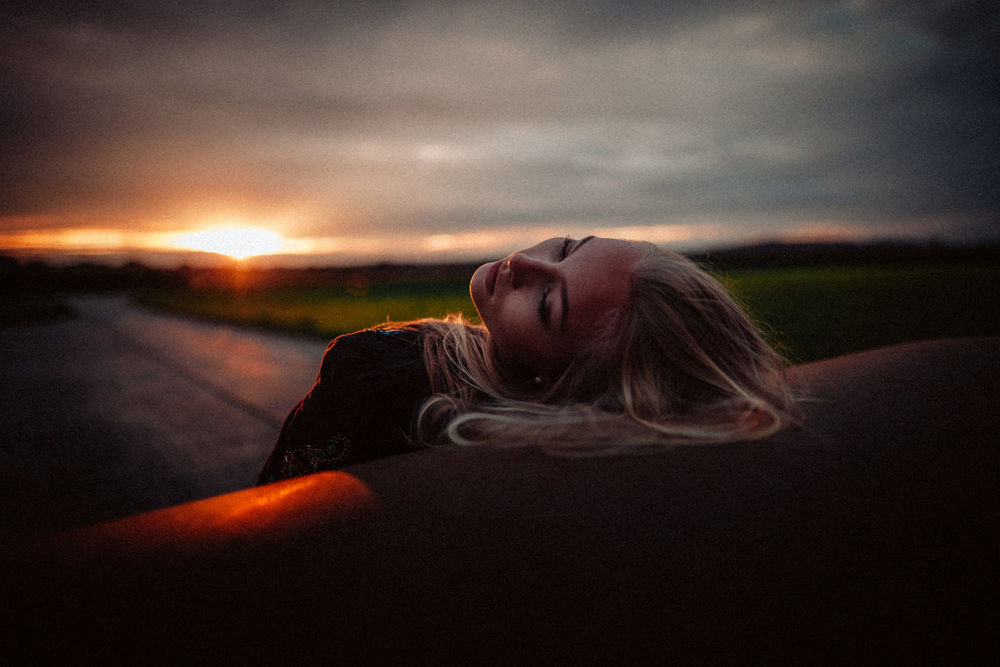 Обои для рабочего стола Девушка во время путешествия у авто, фотограф Tony Andreas Rudolph