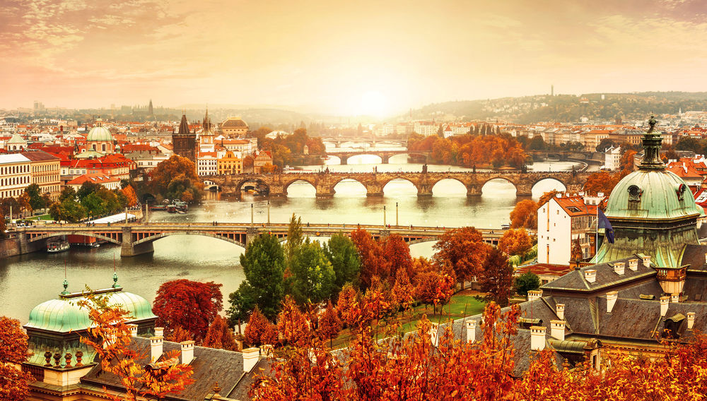 Обои для рабочего стола Прага осенью. Вид на Карлов мост и реку Влтава