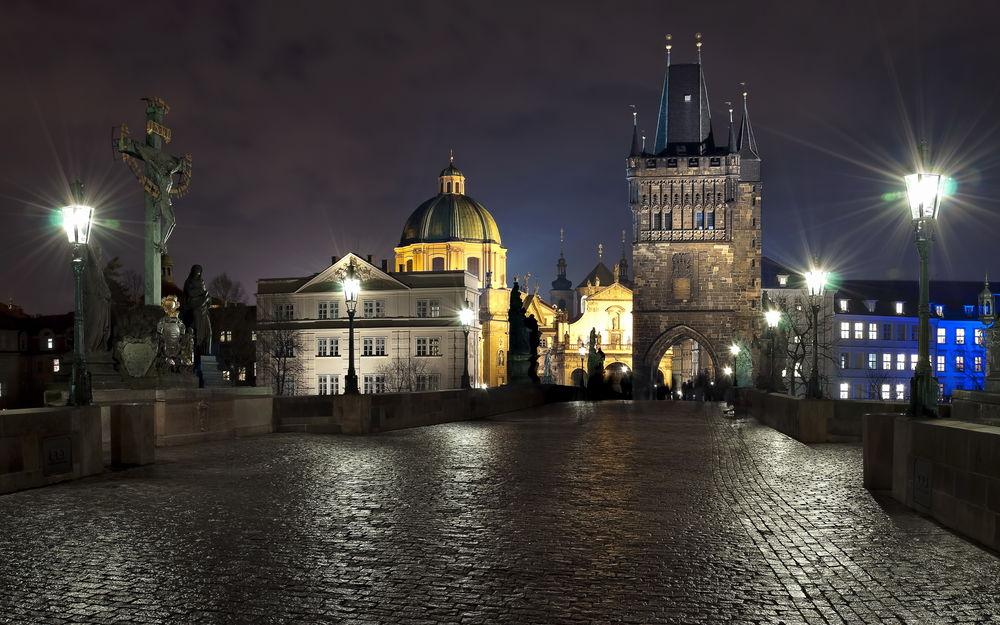 Обои для рабочего стола Прага. Чехия. Карлов мост вечером освещен фонарями