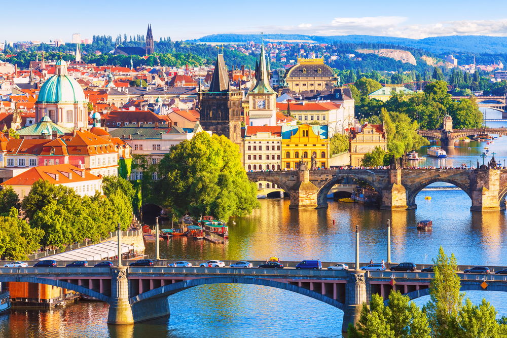 Обои для рабочего стола Прага / Prague Чехия / Czech Republic, освещенная ярким солнцем летом. Вид на Карлов мост