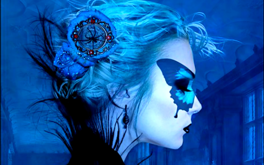 Обои для рабочего стола Девушка в маске в виде бабочки на голубом фоне
