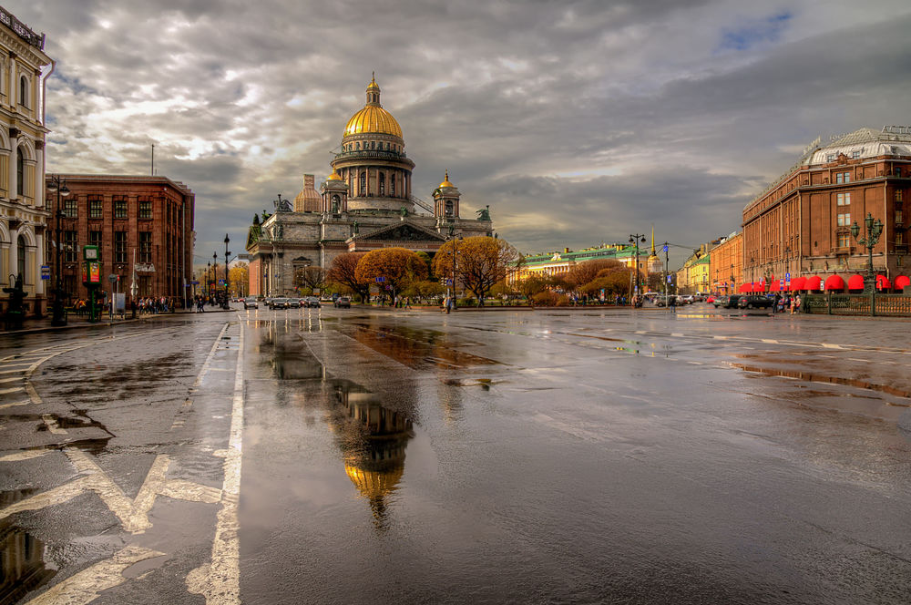 Обои для рабочего стола Дождь в Питере осенью. Мокрый асфальт возле Исаакиевского собора. Санкт Петербург, Россия