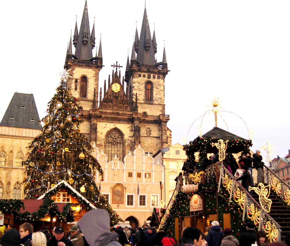 Обои для рабочего стола Собор в Праге, Чехия в Рождество. Люди гуляют возле наряженной елки