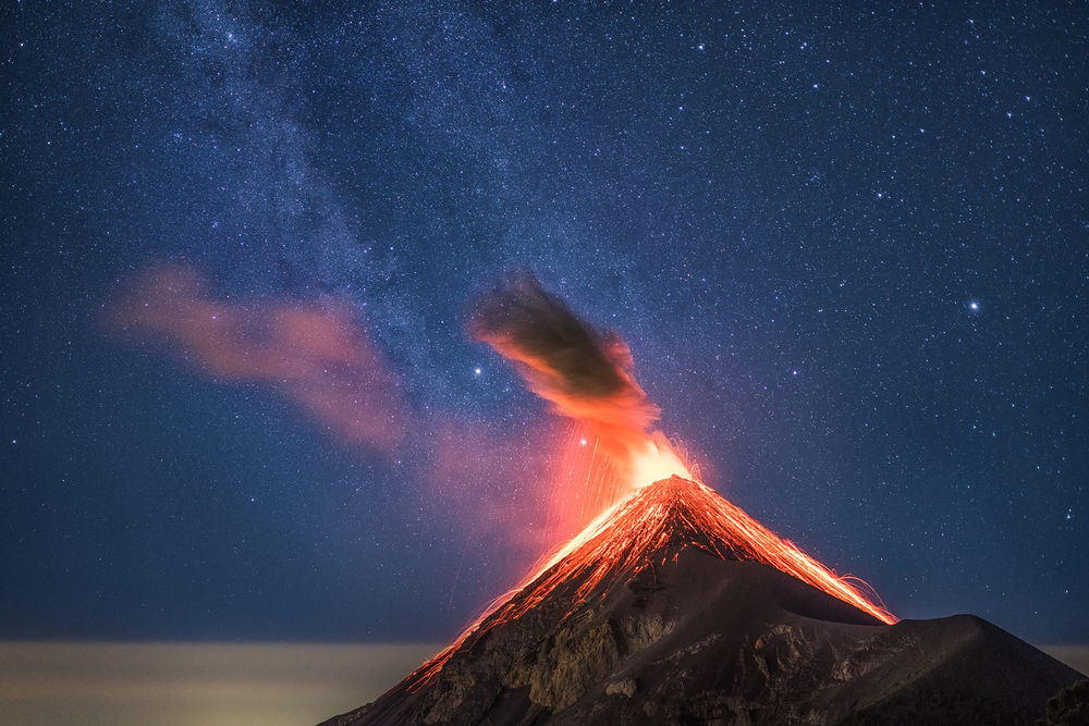 Обои для рабочего стола Извержение вулкана на фоне ночного неба, фотограф Albert Dros