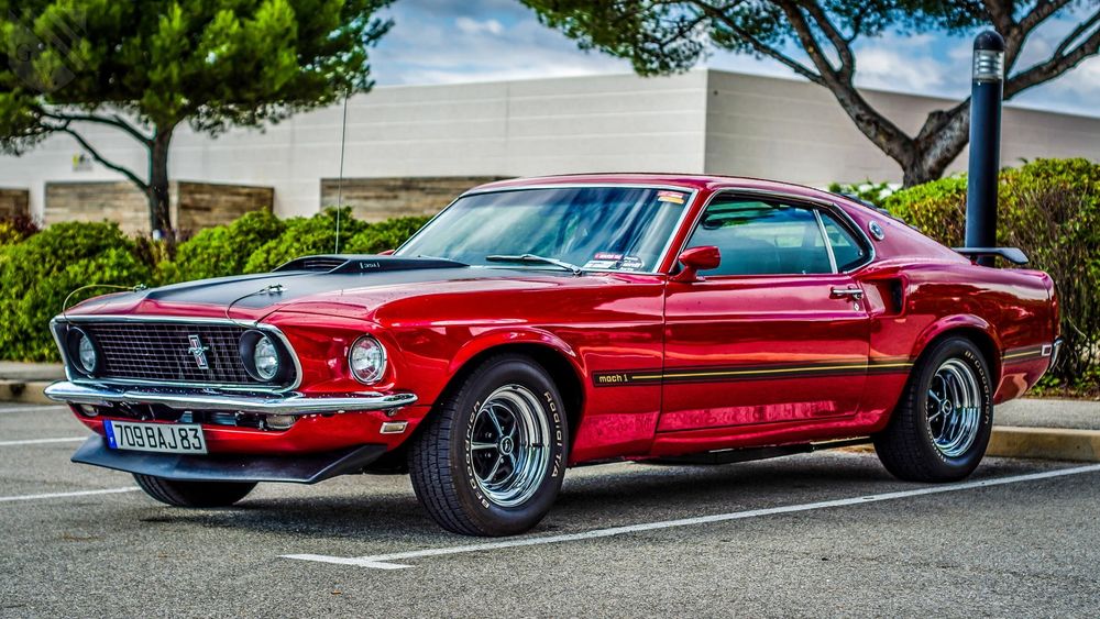 Обои для рабочего стола Ford Mustang Mach на парковке
