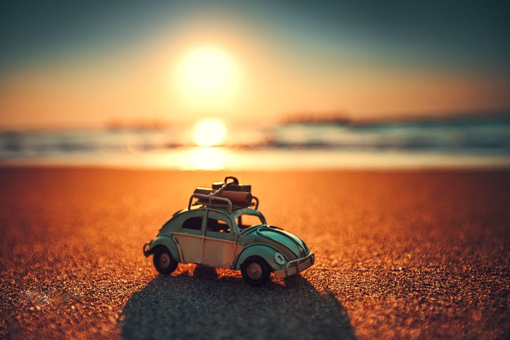 Обои для рабочего стола Красивый восход солнца на тропическом островном пляже с игрушечным автомобилем, фотограф Валентин Валков