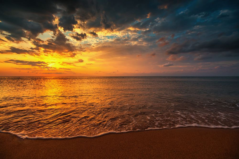 Обои для рабочего стола Красивый восход солнца над морем, фотограф Валентин Валков