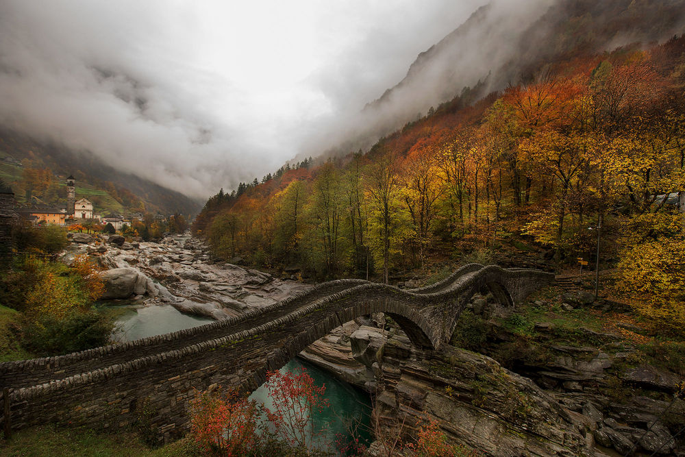 Обои для рабочего стола Осень в долине Верзаски, Switzerland / Швейцария, фотограф Jacky Kobelt