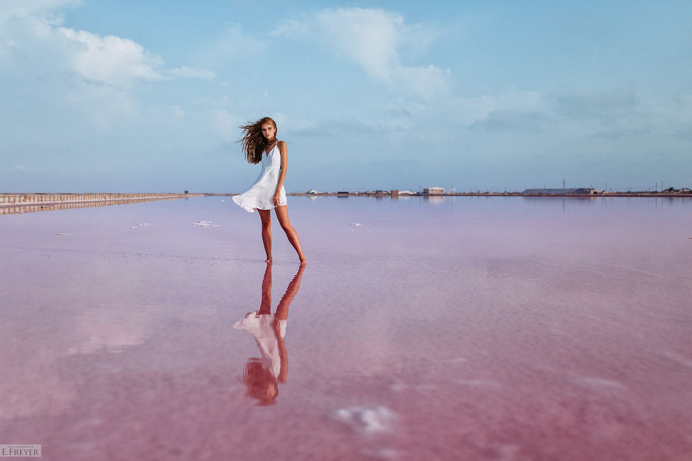 Обои для рабочего стола Девушка Ника в белом платье стоит в воде, фотограф Evgeny Freyer