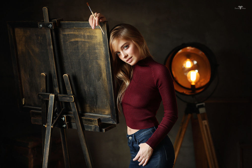 Обои для рабочего стола Модель Катерина стоит у мольберта, фотограф Dmitry Arhar