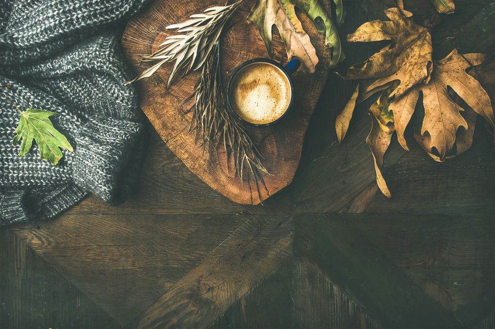 Обои для рабочего стола Чашка кофе, теплый свитер и осенние листья лежат на деревянной поверхности, фотограф Anna Ivanova