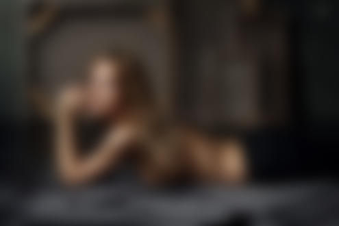 Обои на рабочий стол Полуобнаженная модель Катерина лежит на полу, фотограф Dmitry Arhar