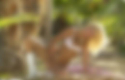 Обои на рабочий стол Обнаженная девушка с тату позирует на земле на фоне природы