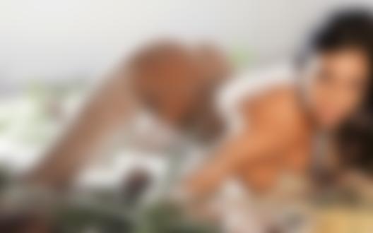 Обои на рабочий стол Обнаженная девушка позирует среди пальмовых ветвей и кокосов
