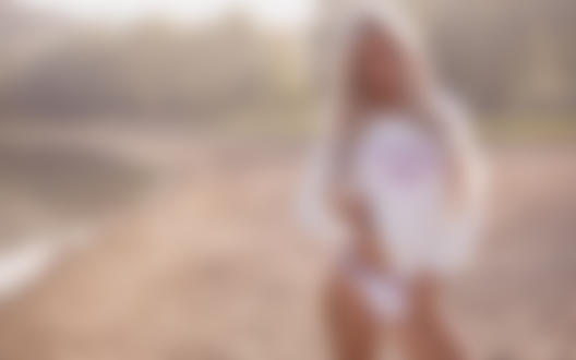 Обои для рабочего стола Модель Monika Stronska стоит у водоема