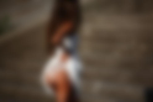 Обои на рабочий стол Загорелая модель Анна стоит на ступеньках, фотограф Artem Savinkov