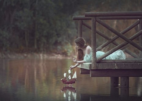 Обои на рабочий стол Девушка опускает на воду парусник, фотограф J. A. Roman