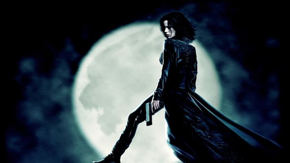 Обои на рабочий стол Вампирша Силен из фильма Underworld с пистолетом на фоне полной луны