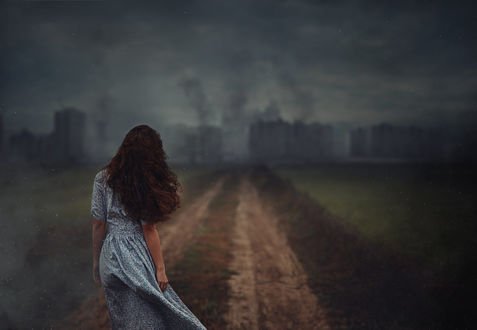 Обои на рабочий стол Девушка стоит к нам спиной на дороге, фотограф Monica Lazar