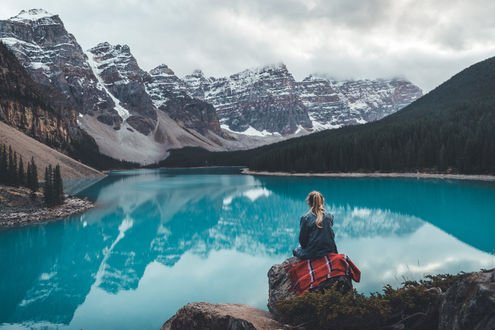 Обои на рабочий стол Девушка любуется видом на озеро Moraine / Морейн, фотограф Michiel Pieters