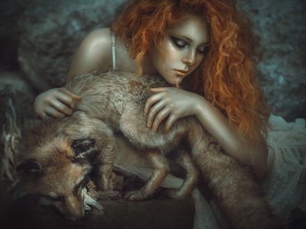 Обои на рабочий стол Рыжеволосая девушка с лисой, фотограф Rebeca Saray