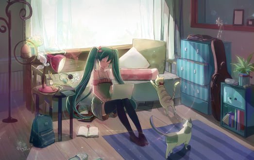 Обои на рабочий стол Vocaloid Hatsune Miku / Вокалоид Хатсуне Мику сидит в своей комнате на полу с ноутбуком, рядом играются два котенка, by Shadowsinking