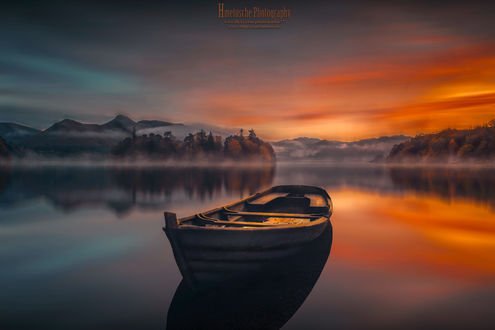 Обои на рабочий стол Дрейфующая лодка на воде, фотограф hmetosche