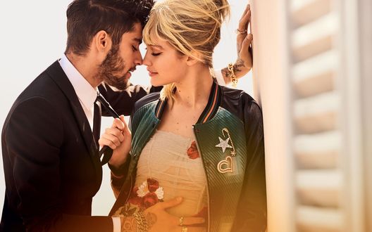 Обои на рабочий стол Модель Gigi Hadid / Джиджи Хадид стоит рядом с Zayn Malik / Малик Зейном