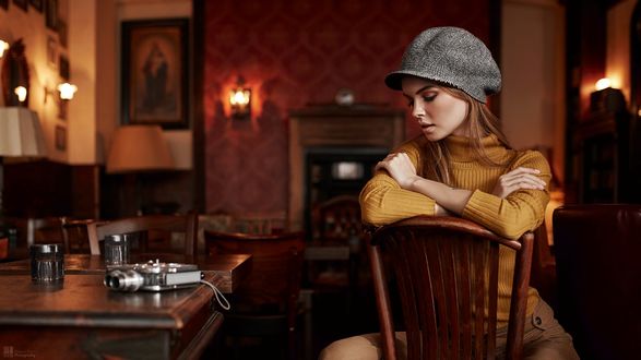 Обои на рабочий стол Модель Анастасия Щеглова в фуражке сидит на стуле, Manuel Faessler Photography