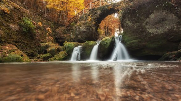 Обои на рабочий стол Маленький водопад в осеннем парке, фотограф Johannes Dоrrstock
