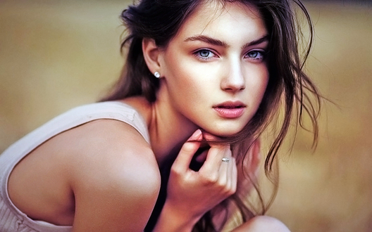 Обои на рабочий стол Красивая девушка Vika Levina / Вика Левина смотрит на нас
