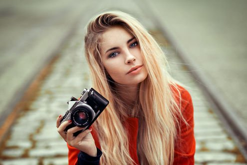 Обои на рабочий стол Модель Кассандра с фотоаппаратом, фотограф Lods Franck